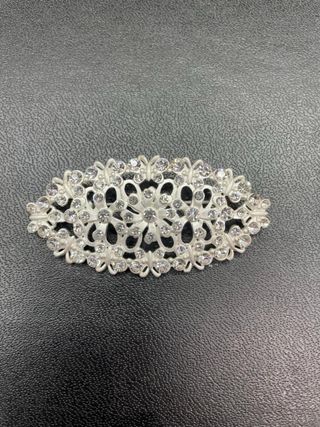 Mantilla. Peineta. Guantes y broche