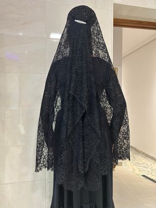 Mantilla. Peineta. Guantes y broche