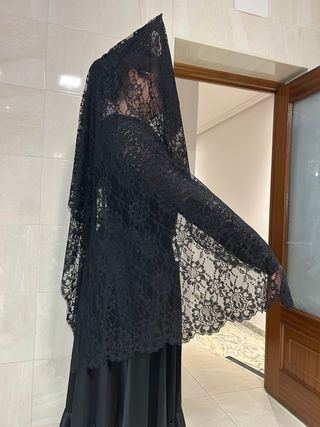 Mantilla. Peineta. Guantes y broche