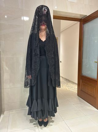 Mantilla. Peineta. Guantes y broche