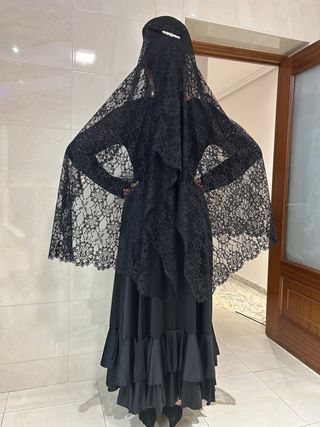 Mantilla. Peineta. Guantes y broche