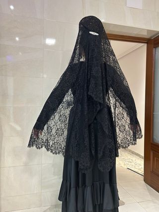 Mantilla. Peineta. Guantes y broche