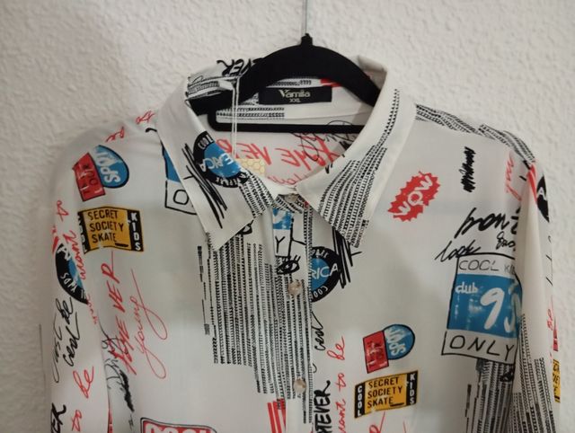 Blusa con estampado graffiti