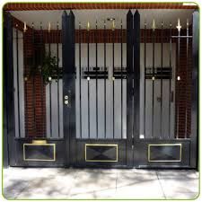 Portes, ventanas i reixes en ferro.