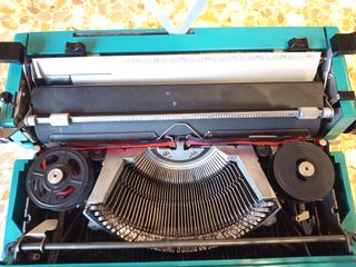 Máquina de escribir Olivetti y maletín