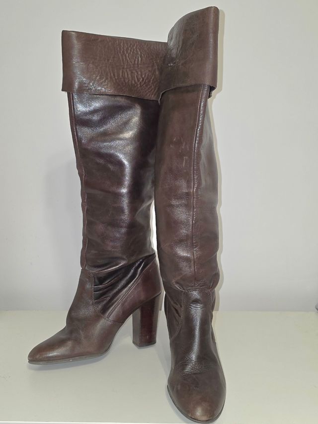 Zapatos con cordones y tacón de mujer