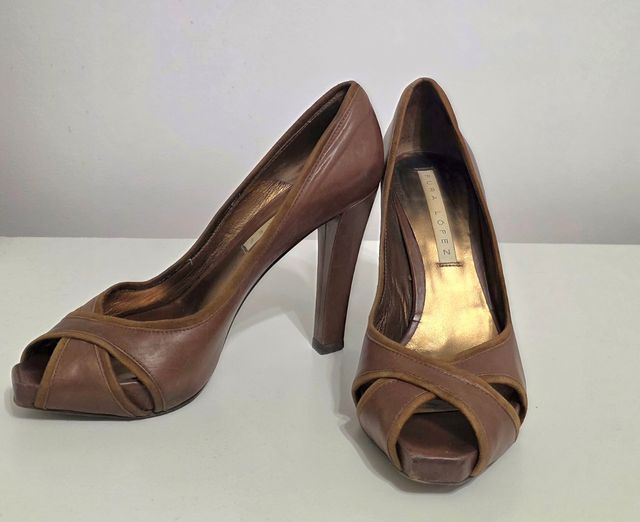 Zapatos con cordones y tacón de mujer