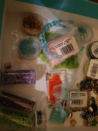 Scatola con misto perline e fili