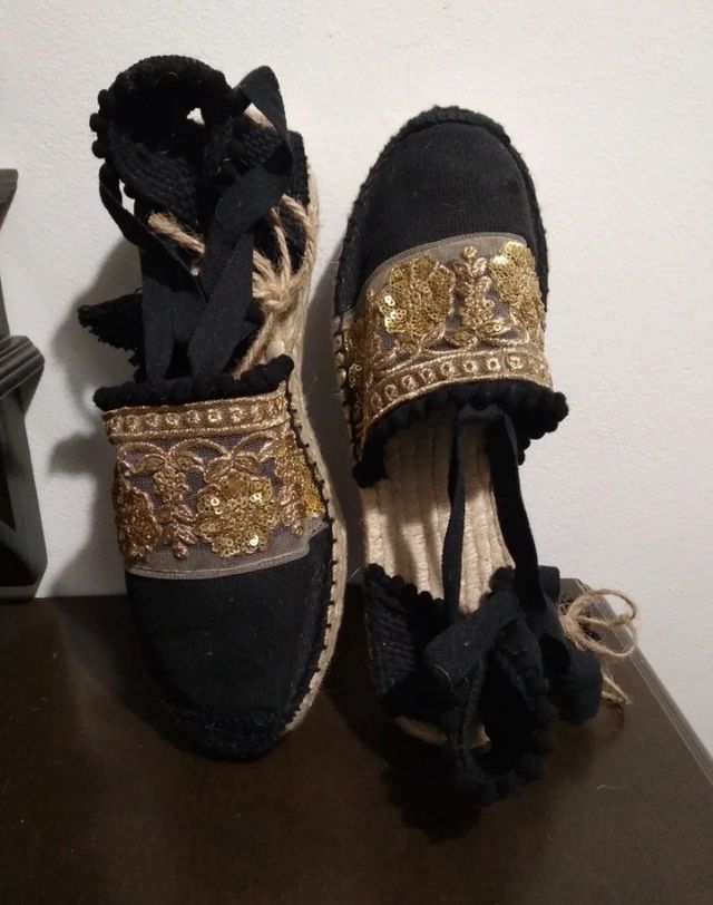 Regalo alpargatas negras con bordados en oro.