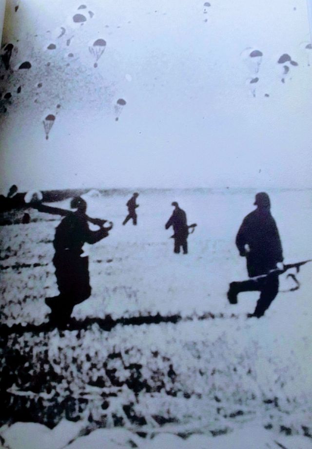 Paracaidistas en acción.