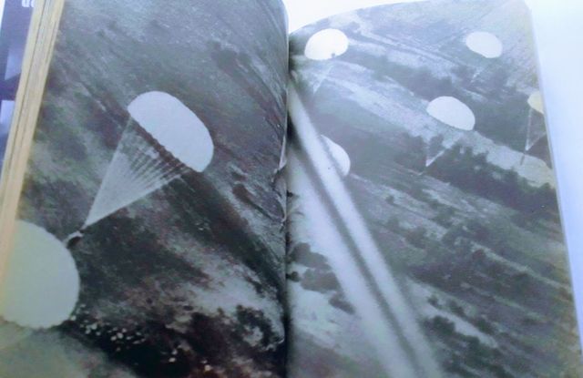 Paracaidistas en acción.