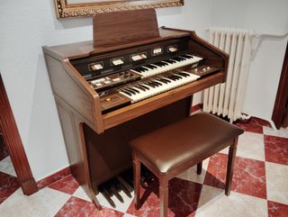 Órgano eléctrico mueble