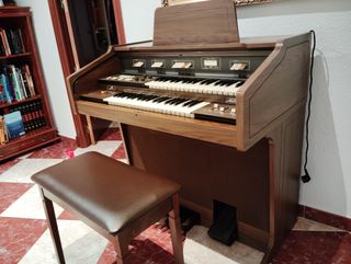 Órgano eléctrico mueble