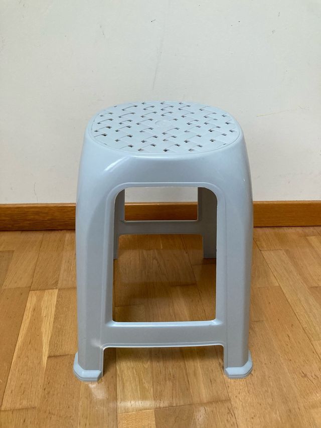Sgabello in plastica grigia