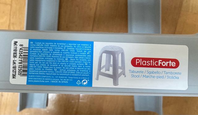 Sgabello in plastica grigia