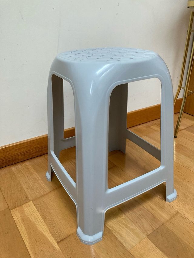 Sgabello in plastica grigia