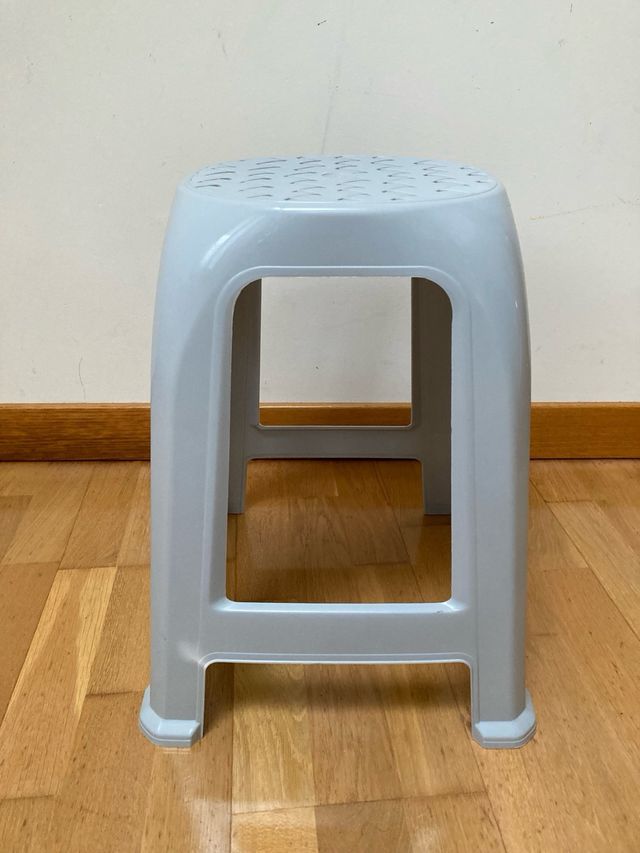 Sgabello in plastica grigia