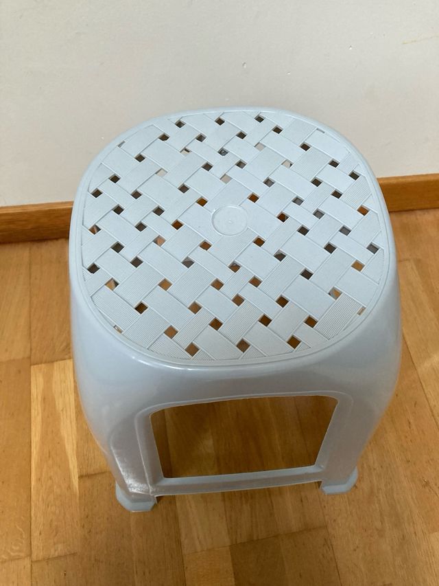Sgabello in plastica grigia