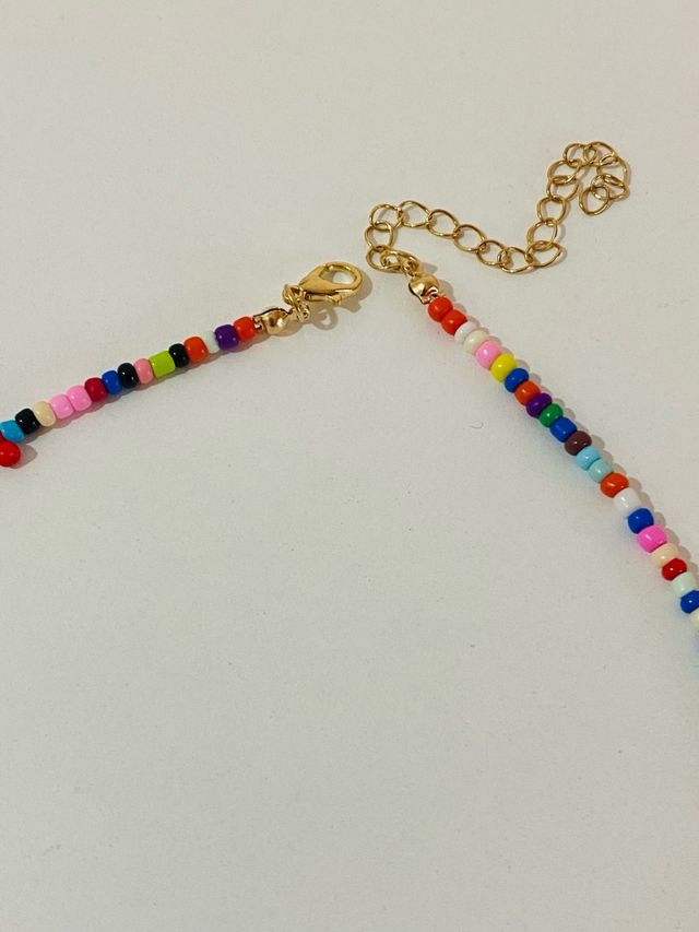 Collar abalorios colores letra C