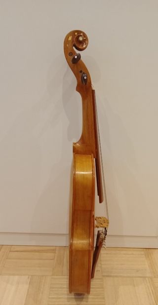 VIOLÍN DECORADO CON NÁCAR 2