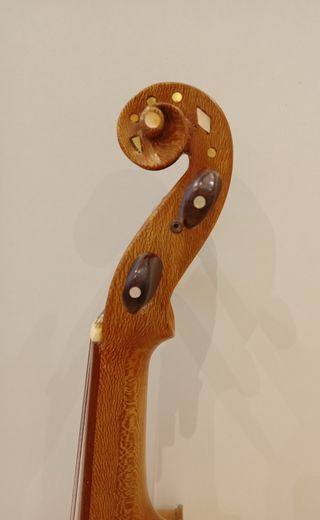 VIOLÍN DECORADO CON NÁCAR 2