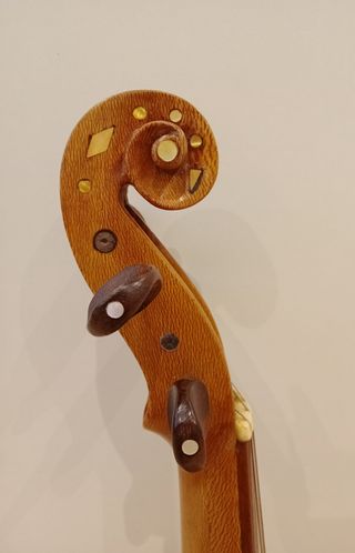 VIOLÍN DECORADO CON NÁCAR 2