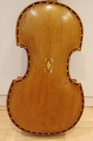 VIOLÍN DECORADO CON NÁCAR 2
