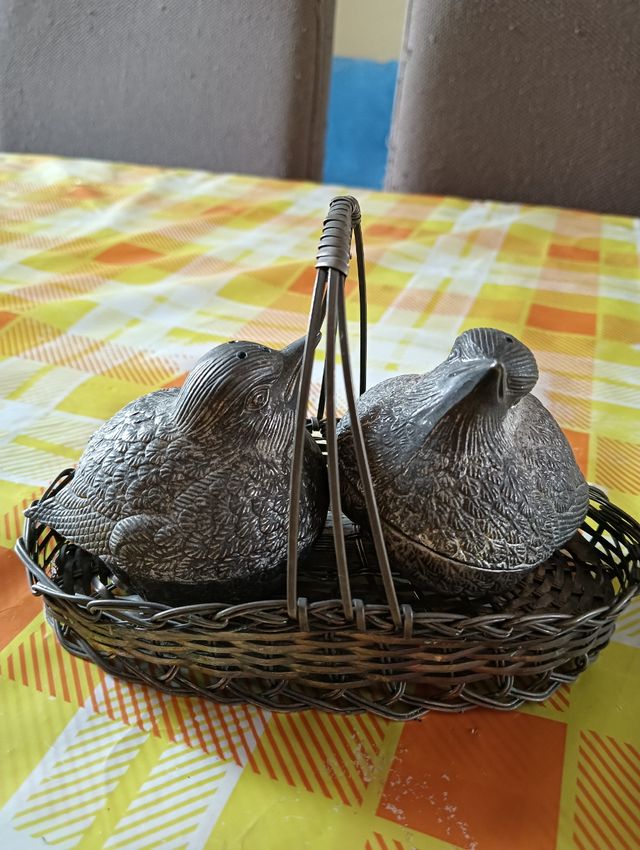 Coppia di uccellini con cestino