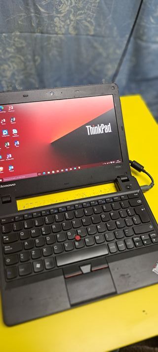 Lenovo ThinkPad X121E Intel Core i3