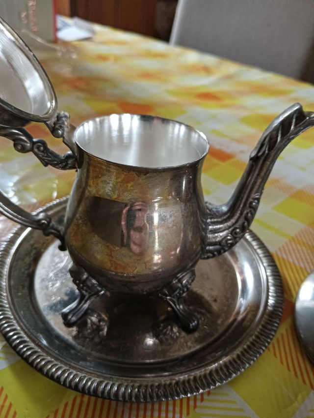 Teiera e zuccheriera bagnate in argento