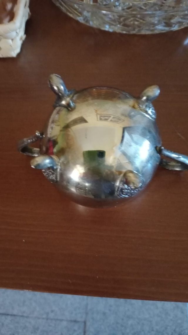 Teiera e zuccheriera bagnate in argento