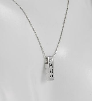 Cadena con colgante en oro blanco 18k y brillantes