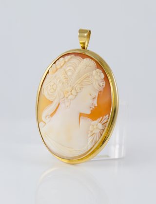 Colgante antiguo en oro amarillo 18k con nácar