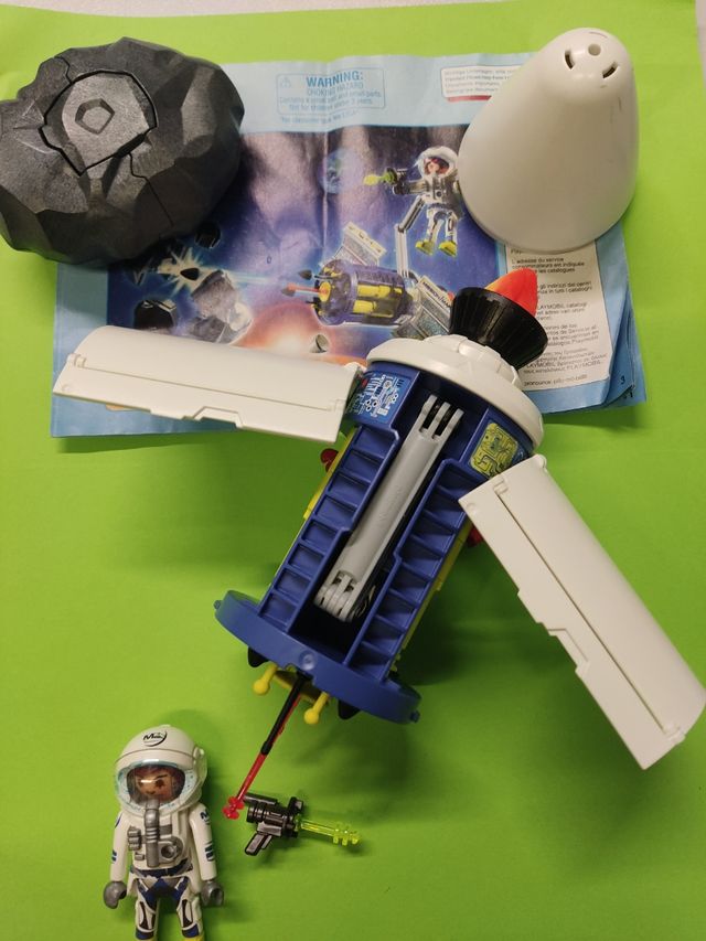 Playmobil satelite