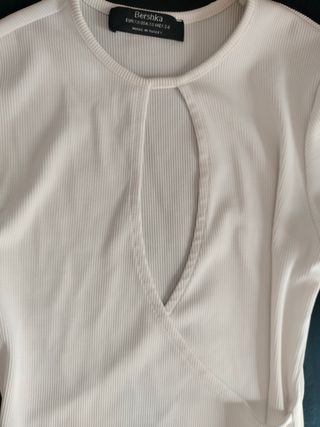 Top blanco cruzado delantera escotazo.Bershka XS 