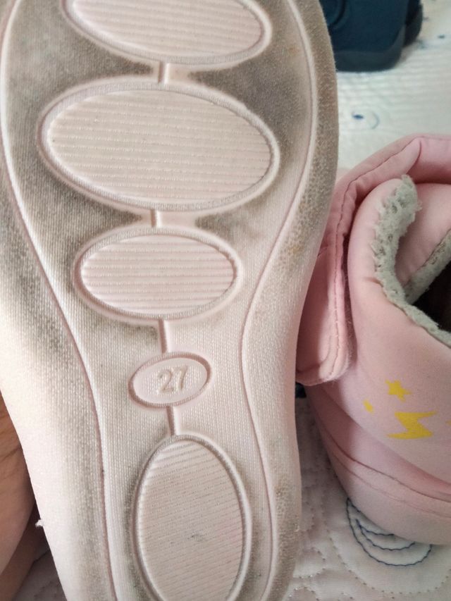 Zapatillas rosas con borreguito de casa. Talla 27.