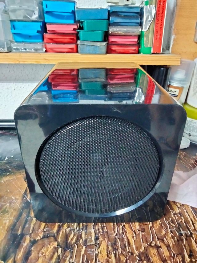 Reproductor para CDs con altavoz marca Phillips.