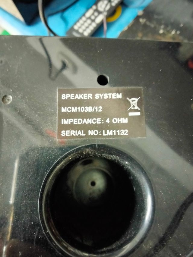 Reproductor para CDs con altavoz marca Phillips.