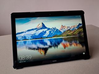 Huawei MediaPad T5 + cover + custodia