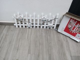 Valla madera para jardín con motivo navideño.