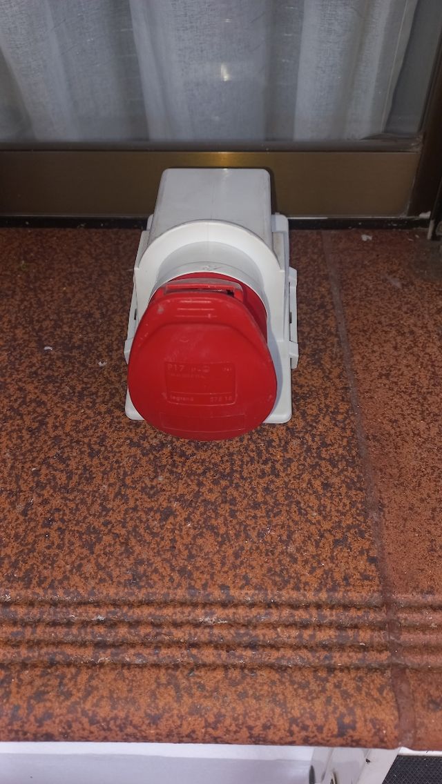 Enchufe trifasico 16A -6h/380-415V