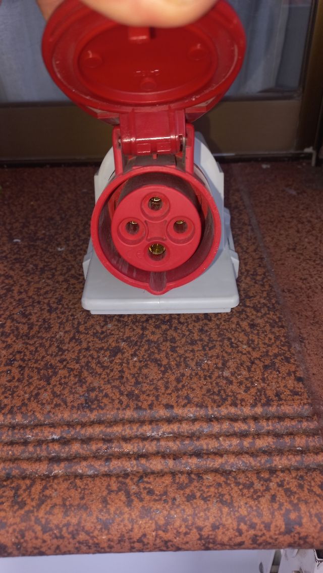 Enchufe trifasico 16A -6h/380-415V