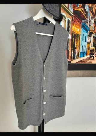 Chalequillo gris Adolfo Domínguez. 