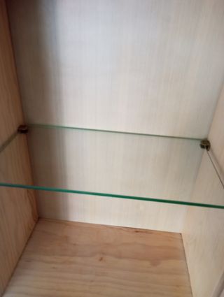 Pequeño armario/ vitrina de madera