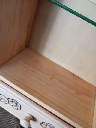 Pequeño armario/ vitrina de madera