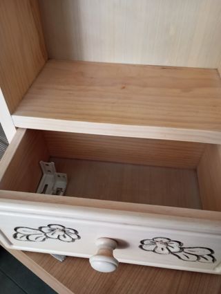 Pequeño armario/ vitrina de madera