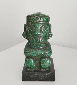 Figura d'arte precolombiana e maschera azteca.
