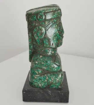 Figura d'arte precolombiana e maschera azteca.