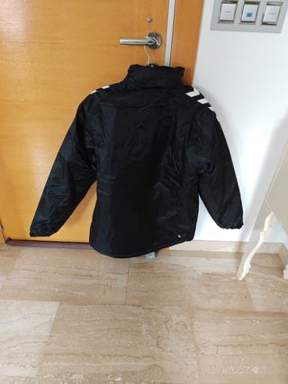 Abrigo impermeable Hummel