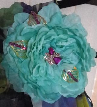 Flor Artificial, con pedrería y metales